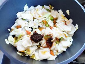 加入虾酱翻炒拌匀，没有虾酱就正常加盐和生抽什么的。