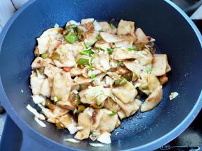 尝下咸淡，加一点生抽，翻炒拌匀就可以了。加蚝油也行，没有就不加。最后可以撒点葱花。