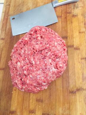 猪腿肉先切成块，再剁成肉糜备用！