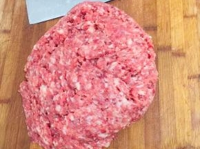 猪腿肉先切成块，再剁成肉糜备用！