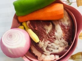 猪腿肉清洗干净沥干水分，胡萝卜削皮洗净，洋葱去掉外衣和两头洗净，生姜削皮洗净，筒子椒去蒂去籽备用！