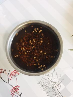 开水冲泡花椒，晾凉后过滤一下，留取花浇水备用！