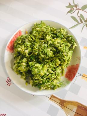 槐花提前取出来解冻，挤干水分备用！