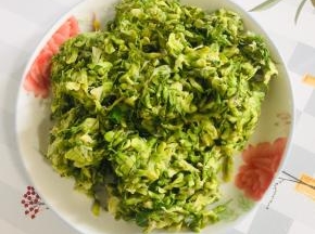 槐花提前取出来解冻，挤干水分备用！