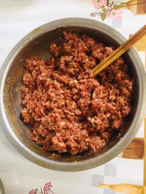  肉馅中倒入适量的老抽上底色，再倒入适量的生抽提鲜，放入两勺五香粉，两勺胡椒粉，一大勺蚝油，顺时针方向把它搅拌均匀！