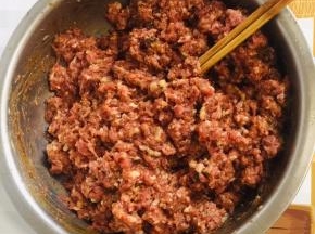  肉馅中倒入适量的老抽上底色，再倒入适量的生抽提鲜，放入两勺五香粉，两勺胡椒粉，一大勺蚝油，顺时针方向把它搅拌均匀！