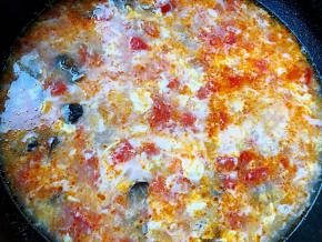 汤烧开打入蛋花放入盐和味精