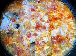 汤烧开打入蛋花放入盐和味精