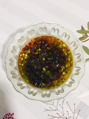 煮饺子的时候我们来调一个酸辣汤汁：

碗中放入葱花，紫菜，生抽，香醋，香油，鸡精，辣椒油，再放入适量的煮饺子的水搅拌均匀即可！