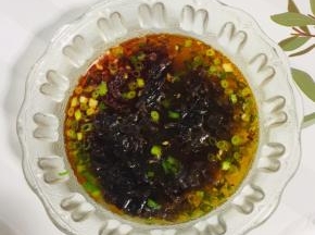 煮饺子的时候我们来调一个酸辣汤汁：

碗中放入葱花，紫菜，生抽，香醋，香油，鸡精，辣椒油，再放入适量的煮饺子的水搅拌均匀即可！