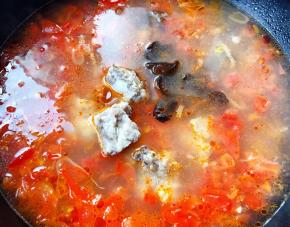 放入排骨和木耳大火煮五分钟