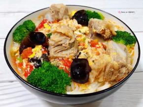 面条放入容器中排骨和西兰花摆在面条上再均匀的淋上汤汁就大功告成啦