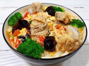 面条放入容器中排骨和西兰花摆在面条上再均匀的淋上汤汁就大功告成啦