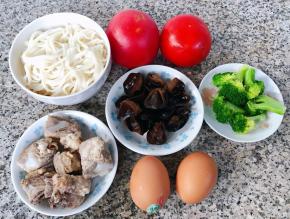 准备原材料煮好的面条、排骨、番茄、鸡蛋、西兰花、木耳