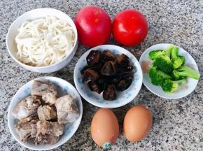 准备原材料煮好的面条、排骨、番茄、鸡蛋、西兰花、木耳