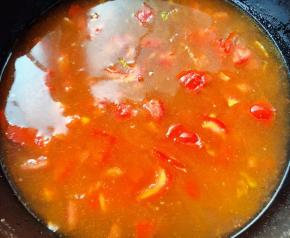 添加适量清水和高汤