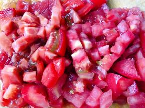 番茄切成大小均匀的小块