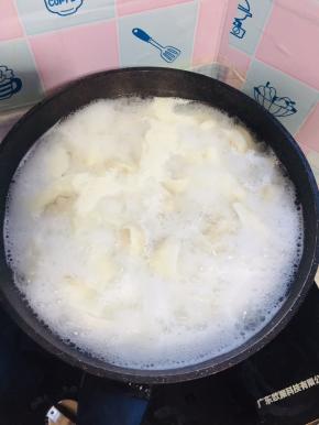 水开放入饺子，煮开后再煮5分钟左右即可！