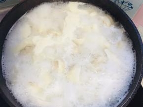 水开放入饺子，煮开后再煮5分钟左右即可！