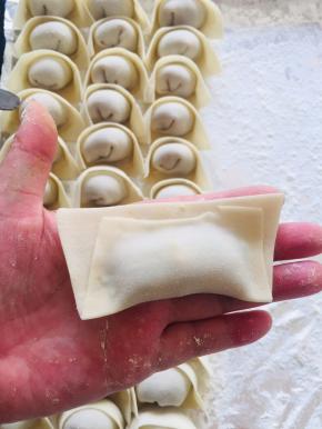 边缘蘸少许的水，对折捏紧！