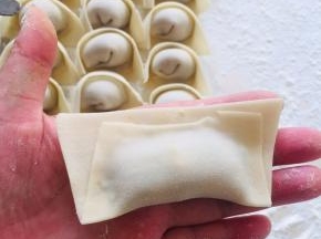 边缘蘸少许的水，对折捏紧！