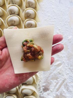 取一张饺子皮，放入适量的肉馅儿！