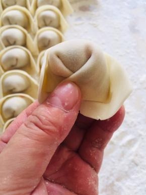 再对折过来，两边接口处捏紧实！