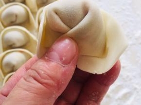 再对折过来，两边接口处捏紧实！