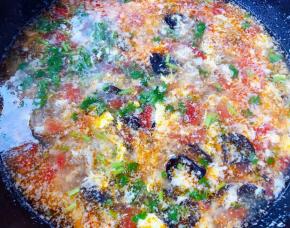 汤汁调味均匀最后撒上香菜提鲜即可出锅享用