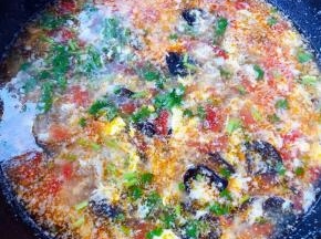 汤汁调味均匀最后撒上香菜提鲜即可出锅享用