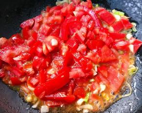 放入番茄大火快速翻炒