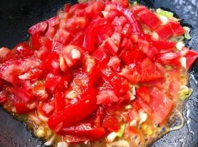 放入番茄大火快速翻炒