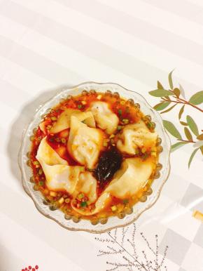 煮好的饺子捞出放入酸辣汤中即可！酸酸辣辣的特别的开胃！