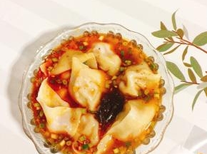 煮好的饺子捞出放入酸辣汤中即可！酸酸辣辣的特别的开胃！
