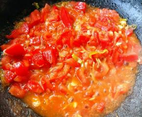 番茄炒出浓浓的汤汁