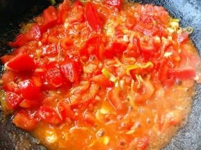 番茄炒出浓浓的汤汁