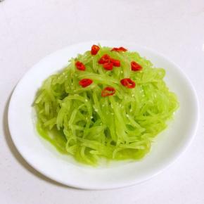做好的莴笋丝撒入少许白芝麻和红椒圈装饰一下即可！

