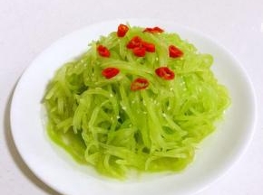 做好的莴笋丝撒入少许白芝麻和红椒圈装饰一下即可！

