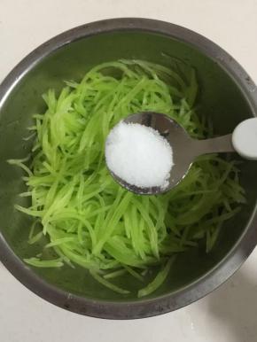 捞出沥干水分，加入一勺盐拌匀腌制5分钟左右！



