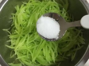 捞出沥干水分，加入一勺盐拌匀腌制5分钟左右！



