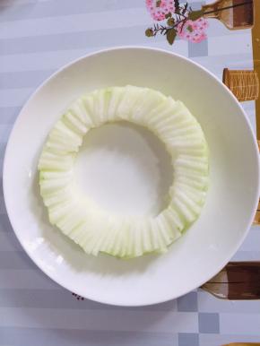 切好的冬瓜片摆盘，摆成圆形！