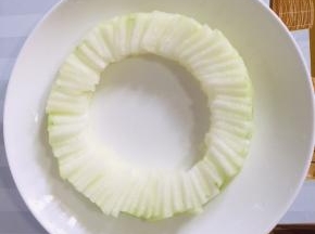 切好的冬瓜片摆盘，摆成圆形！