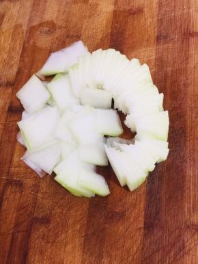 冬瓜削皮洗净切成薄片备用！