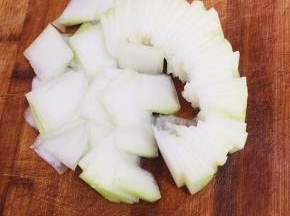 冬瓜削皮洗净切成薄片备用！