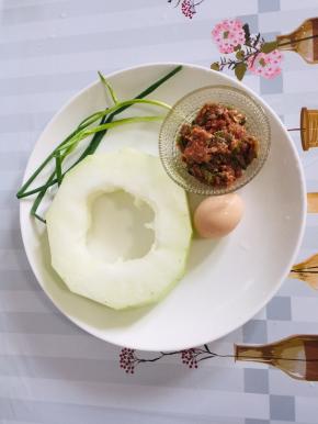 准备好所需的材料：

冬瓜1块，肉馅1碗，葱2棵，鸡蛋1个！