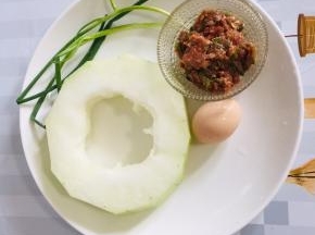 准备好所需的材料：

冬瓜1块，肉馅1碗，葱2棵，鸡蛋1个！
