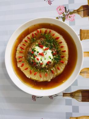 放入提前泡软的枸杞装饰一下即可！也可以用红辣椒来代替！家里的红辣椒用完了，刚好有枸杞就派上用场了！