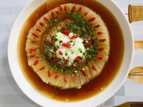 放入提前泡软的枸杞装饰一下即可！也可以用红辣椒来代替！家里的红辣椒用完了，刚好有枸杞就派上用场了！