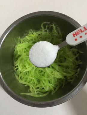 把腌制莴笋丝的水挤出来，放入一勺白糖，1勺白醋，10滴香油拌匀腌制入味即可！


