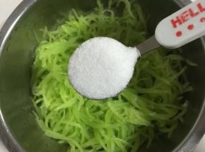 把腌制莴笋丝的水挤出来，放入一勺白糖，1勺白醋，10滴香油拌匀腌制入味即可！


